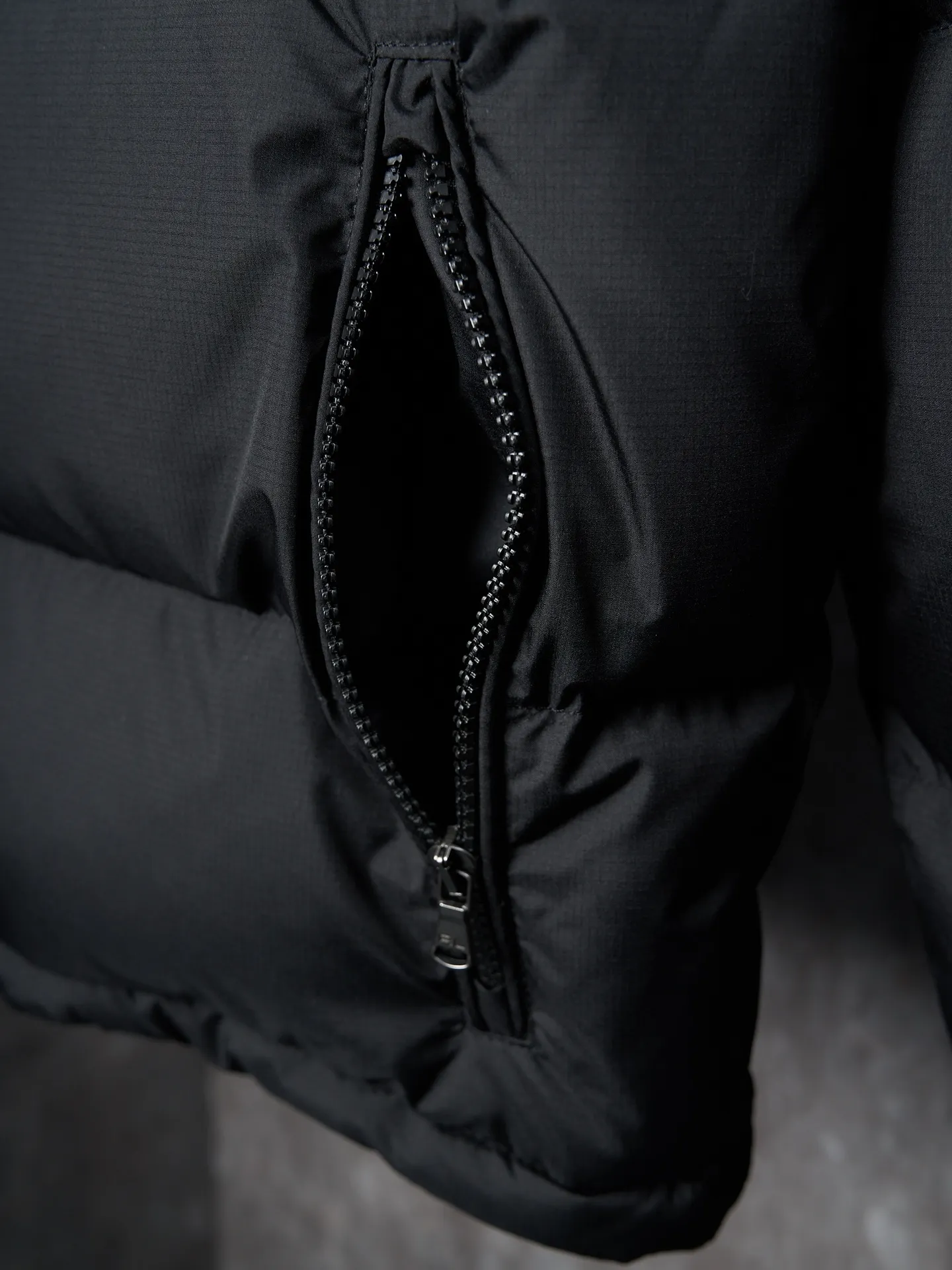 P940 Actual auction】Ralph Lauren/Ralph Lauren classic red label pony embroidered zipper hooded down jacket [Ready stock] S M L XL is made of 90 white duck down with a weight of 260g, ensuring excellent thermal insulation performance. After strict screening and processing, the velvet is not easy to drill, ensuring durability. The nylon fabric has good windproof and waterproof properties, which can effectively block the intrusion of wind and rain from the outside. It keeps the interior dry and is suitable for wearing in humid or rainy environments.  The red label on the chest is made with an imported MECLO embroidery machine. The original pattern is scanned first, and then high-quality silk thread is used to make a pattern. The density effect is adjusted by continuous pattern making.  Detachable hood: The down jacket is equipped with a detachable nylon hood, which users can easily remove or install according to weather changes or personal preferences, which is both practical and convenient.  Exquisite details: the zipper design is simple and elegant, easy to operate; the closing design of the cuffs and hem effectively prevents the intrusion of cold wind, improving the warmth and comfort of wearing.  All the hangtags, wash marks, air holes, and four-button buttons are all custom-made using original one-to-one molds.